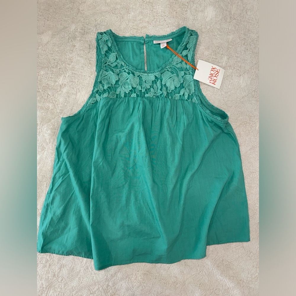 3/$30  Knox Rose Sleeveless Blouse with Floral Knit size M‎